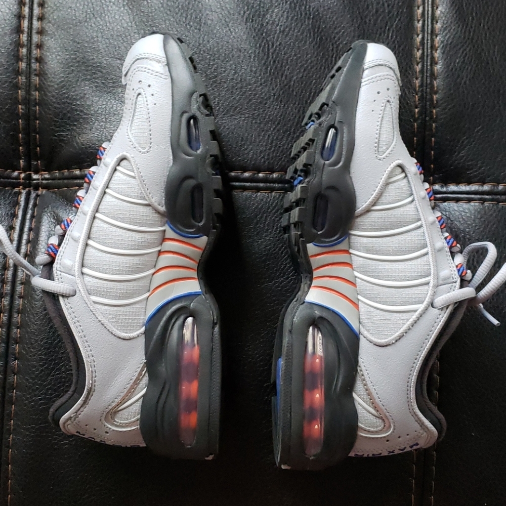 Nike Air Max fits a women's 9